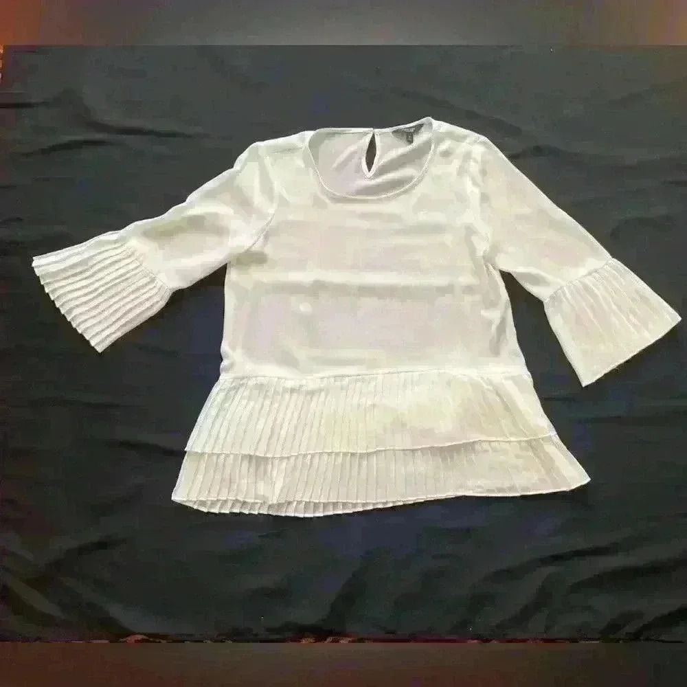 Simply Vera Vera Wang- White top with pleated detail- Medium - Picture 5 of 5